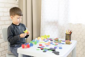 Child improving attention span through preschool learning activities