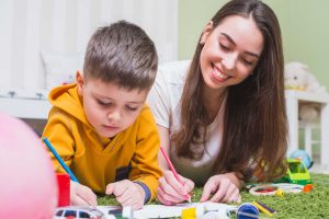 Child improving attention span through preschool learning activities